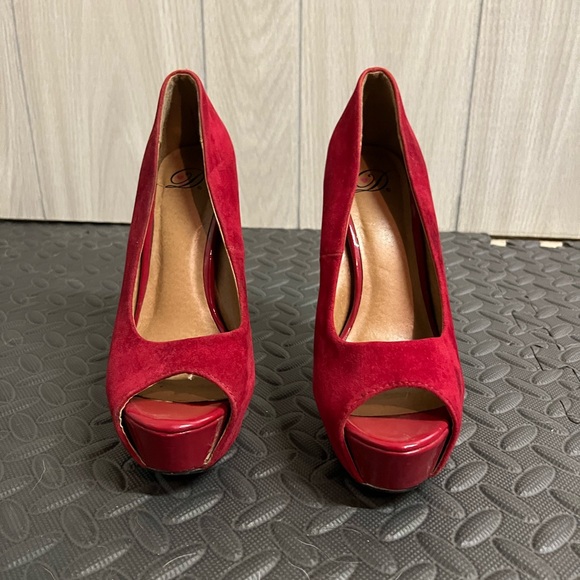 Red High Heels - Picture 2 of 4